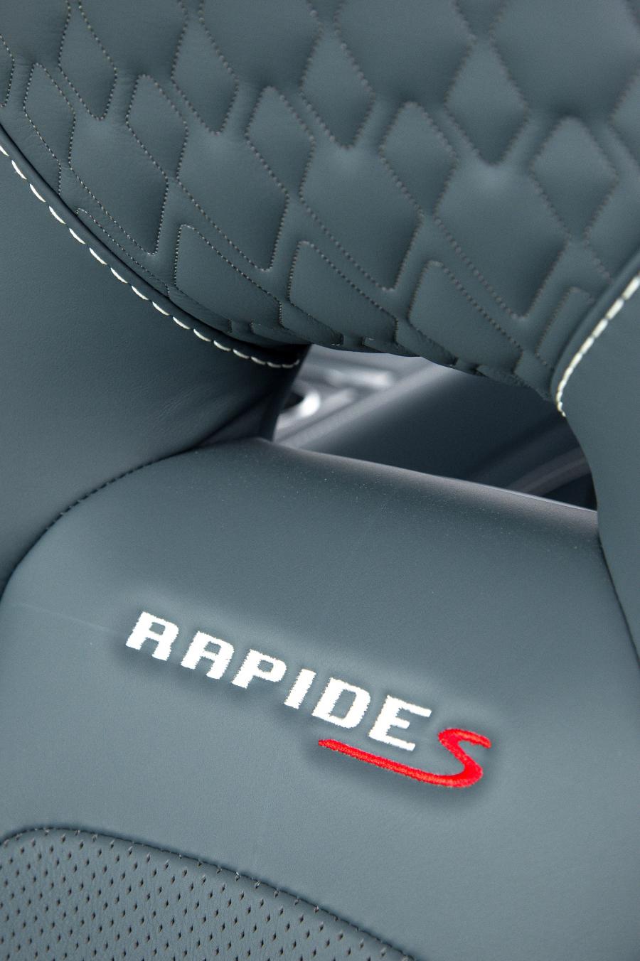 Логотип Aston Martin Rapide S 2013 года  (фото 68 из 69)